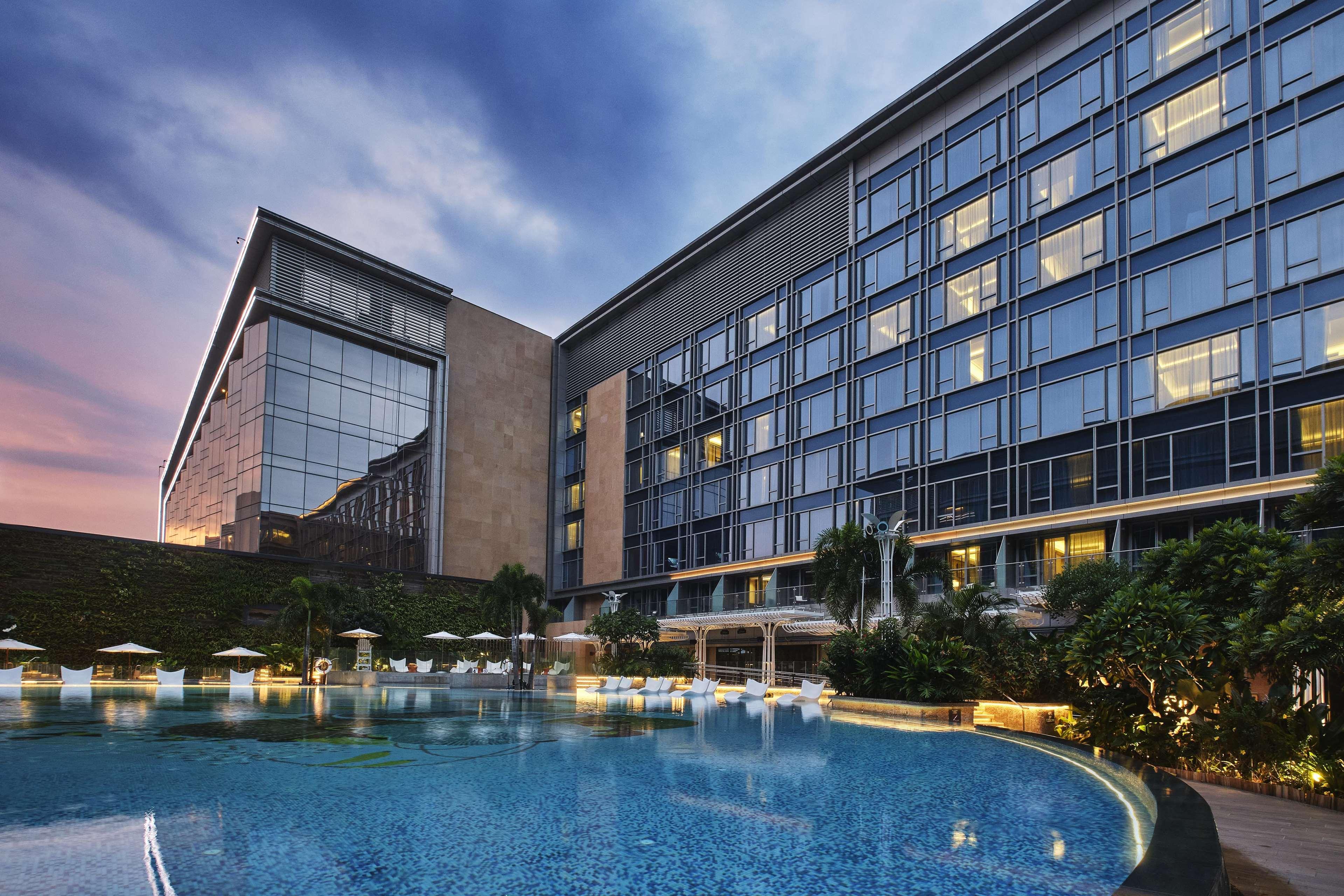 马尼拉希尔顿酒店 帕赛 外观 照片 The hotel's pool