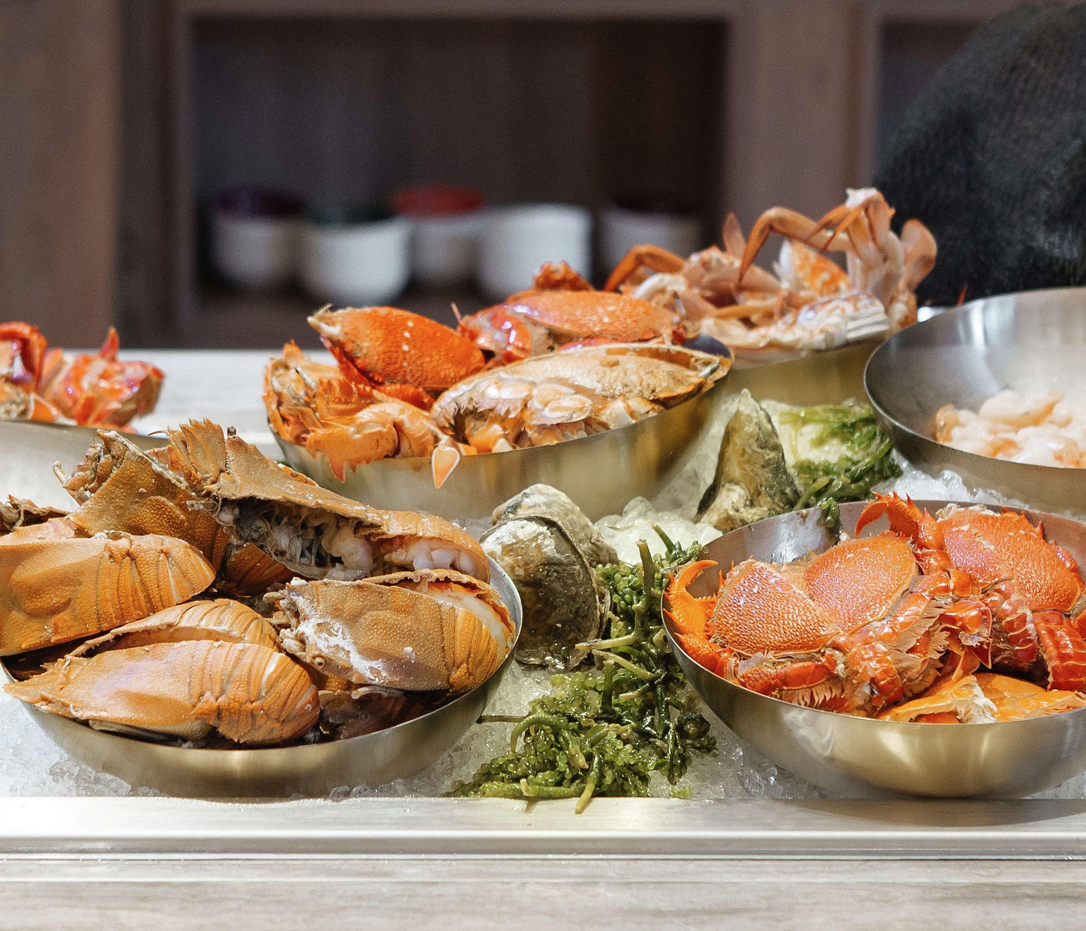 马尼拉希尔顿酒店 帕赛 外观 照片 A selection of crustaceans